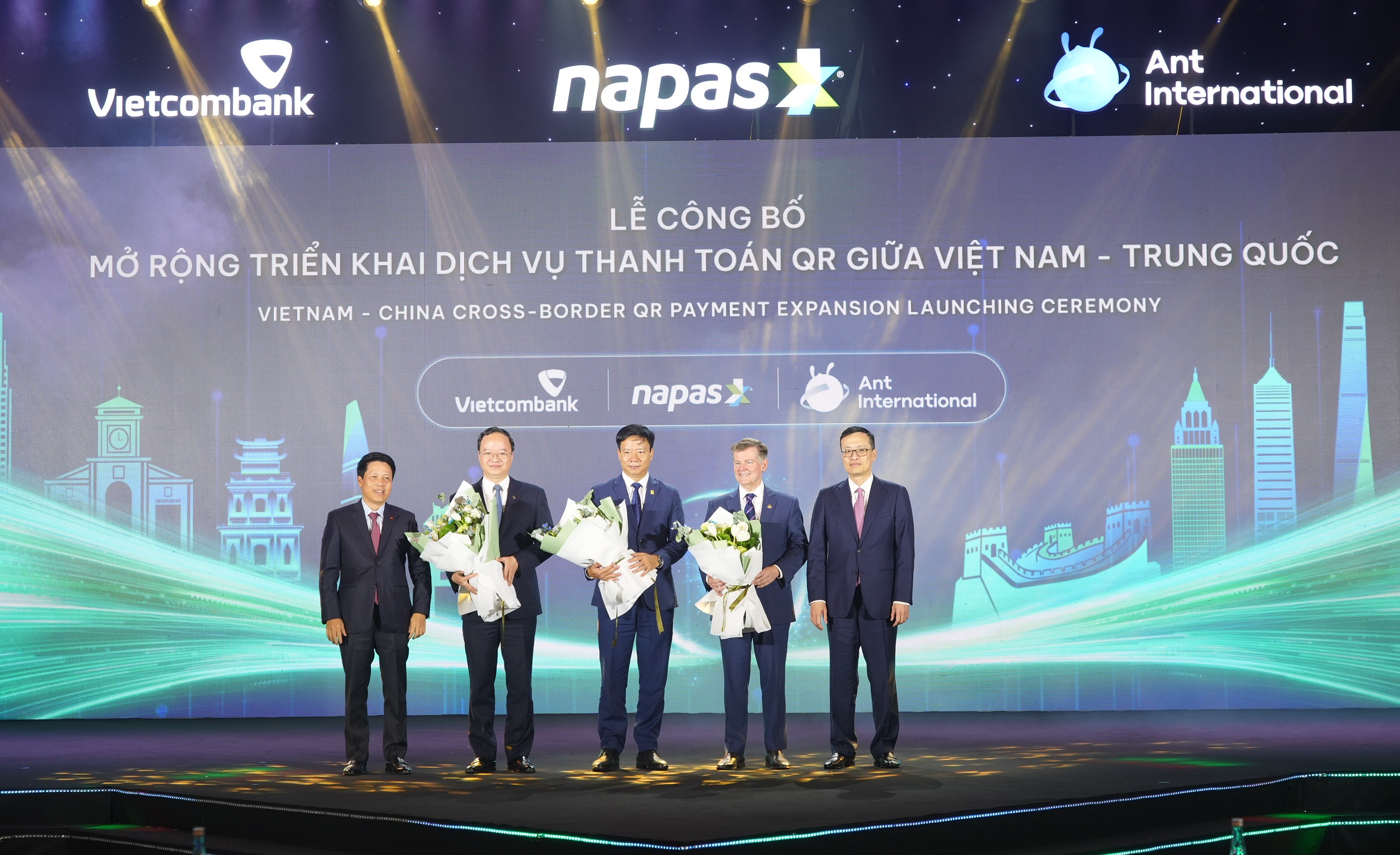Ban lãnh đạo NHNN và lãnh đạo NAPAS, Ant International và VCB (1).jpg